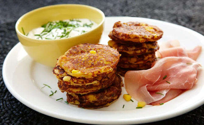 Maispuffer mit Schinken und Schnittlauchdressing