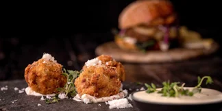 Mac'n Cheese Bites & juustocreme