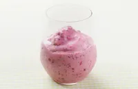 En god glass hör till livets glädjeämnen. Den här gör du snabbt med proteinrik kvarg som bas och frysta bär. Den ska alltså inte frysas, utan serveras direkt som den är.