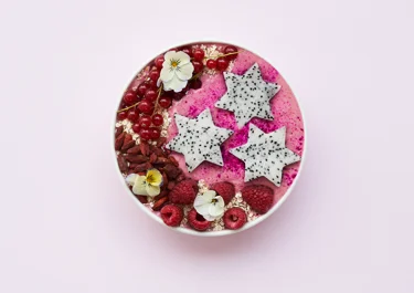Dragon fruit smoothie bowl
