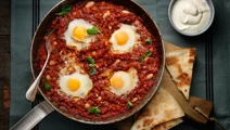 Ägg i tomatsås med vita bönor