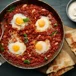 Ägg i tomatsås med vita bönor