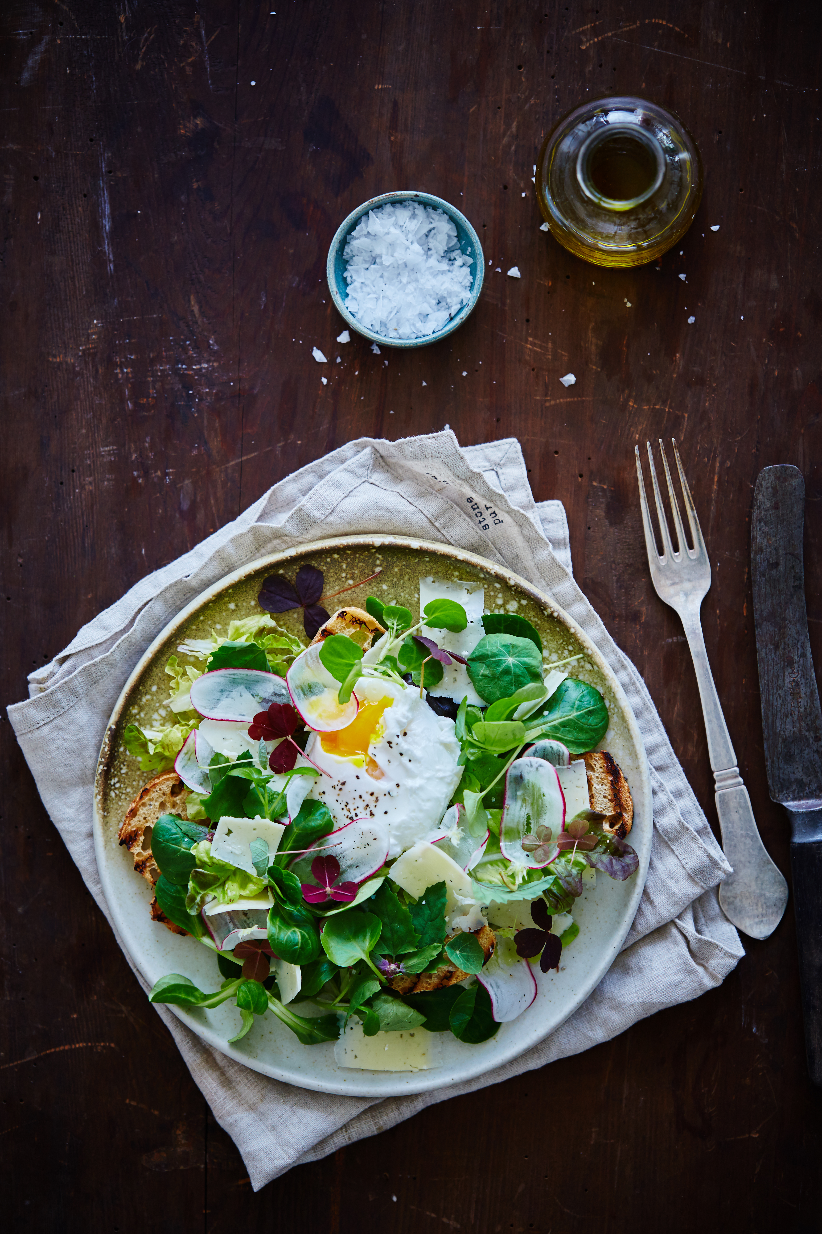 Vårsallad med pocherat ägg och cheddar