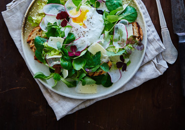 Vårsallad med pocherat ägg och cheddar