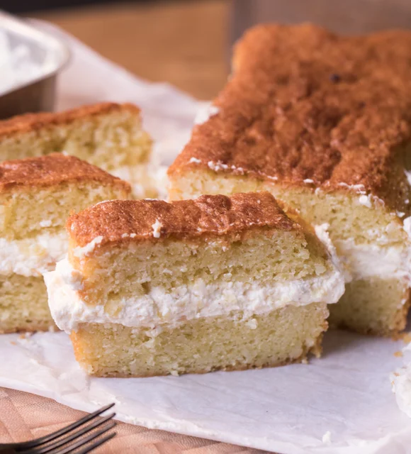 Gâteau à la noix de coco et fromage à la crème décoré aux ananas