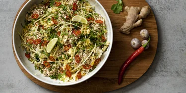 Klassinen fried rice uudessa muodossa – soijamarinoitu raejuusto varmistaa herkullisuuden.