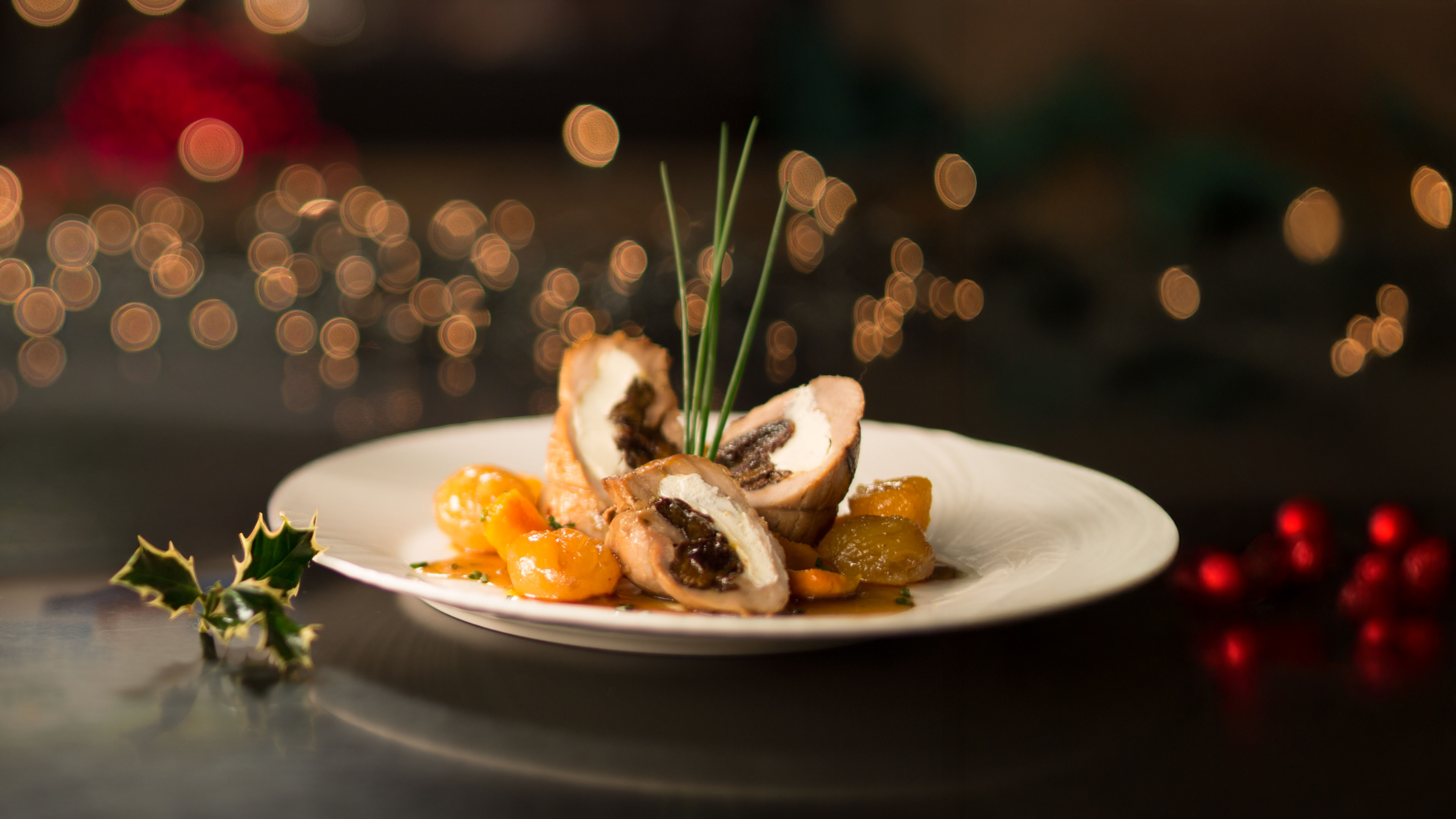 Ρολό χοιρινό γεμιστό με δαμάσκηνα και τυρί κρέμα