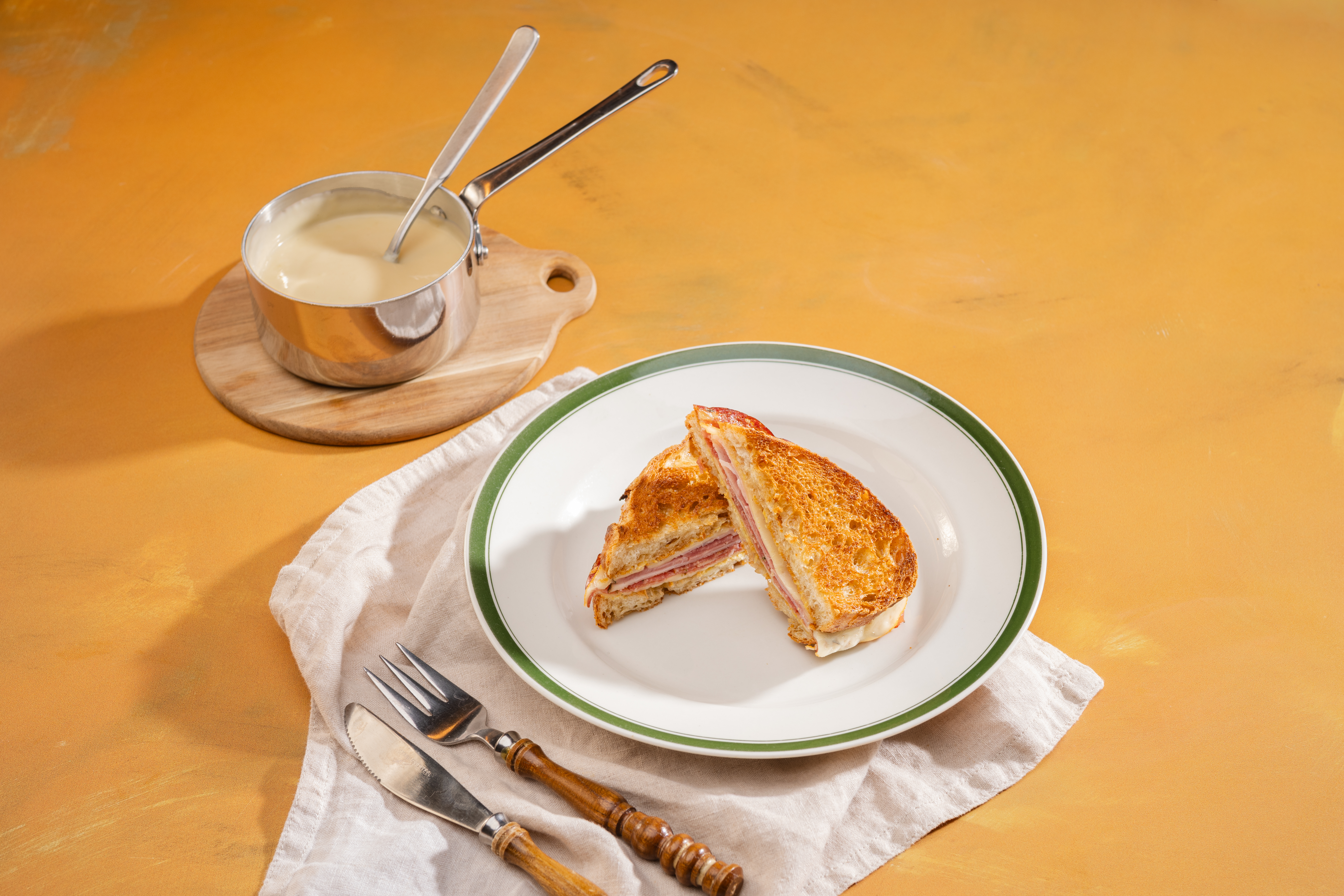 Croque Monsieur Castello-juustokastikkeella