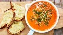 Tomatsoppa med basilika, pinjenötter och toast