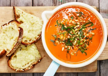 Tomatsoppa med basilika, pinjenötter och toast