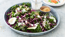 Kålsallad med sesamfrön
