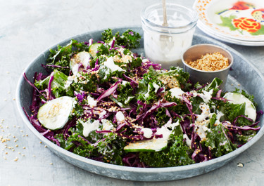 Kålsallad med sesamfrön