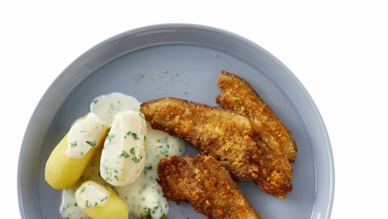 Stegt flæsk med persillesovs og kogte kartofler