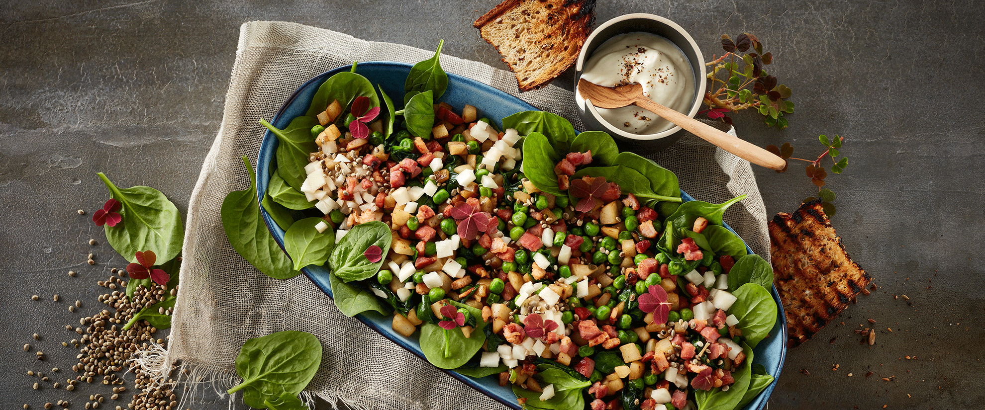 Knuspriger Topinambur-Salat mit Erbsen und Speck