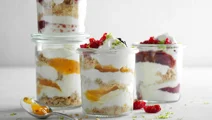 Skyr laagjes dessert met bessen en verkruimelde koekjes