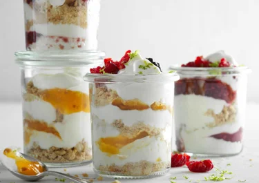 Skyr laagjes dessert met bessen en verkruimelde koekjes