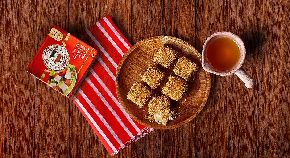 جبنة الفيتا مع السمسم المحمّص