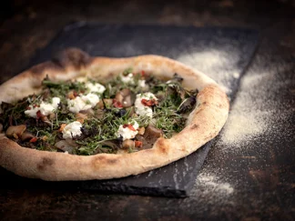 Pizza med stegte svampe og friskost