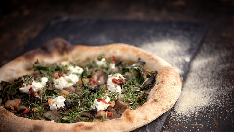 Pizza med stegte svampe og friskost