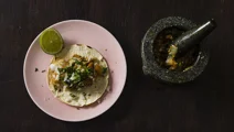Taco med smulstekt abborre och mortlad salsa
