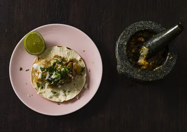 Taco med smulstekt abborre och mortlad salsa