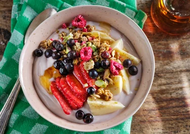 Frukostbowl med granola och lönnsirap