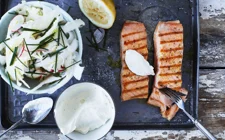 Gegrillter Lachs mit knackigem Salat