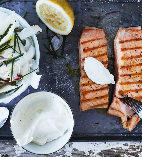 Gegrillter Lachs mit knackigem Salat