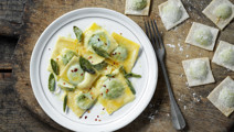 Färsk ravioli med citron- och salviasmör