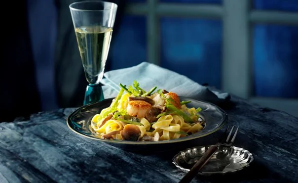 Pasta with beech mushrooms and scallops