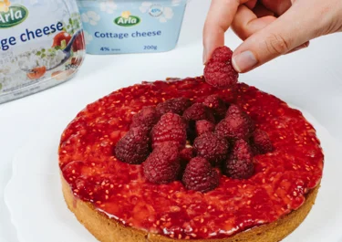 Tarta de frambuesas con Arla Cottage