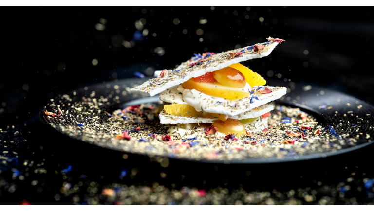 Pavlova med pisket creme og marineret frugt