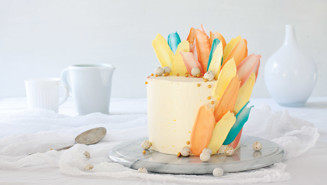 Pääsiäiskakku höyhenillä - brushstroke cake