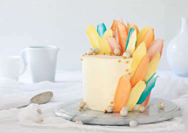 Pääsiäiskakku höyhenillä - brushstroke cake