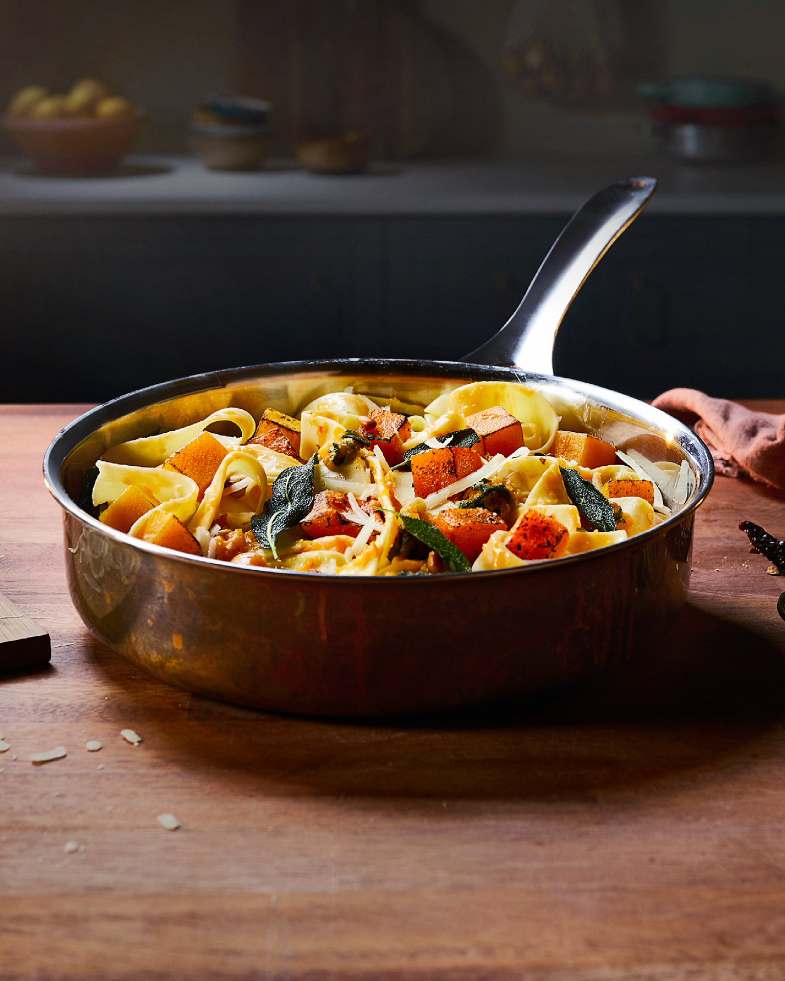 Pasta pappardelle con calabaza moscada asada, salvia y pecorino