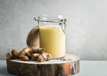 Proteiinismoothie kreikkalaisella jogurtilla ja inkiväärillä