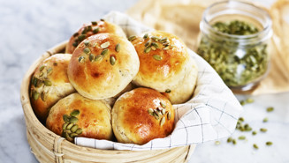 Bröd med cottage cheese och pumpafrön