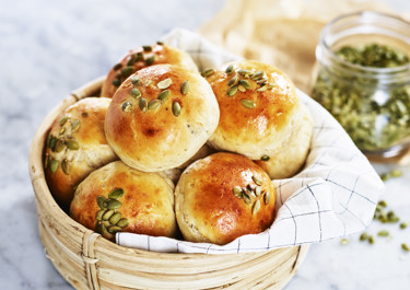 Bröd med cottage cheese och pumpafrön