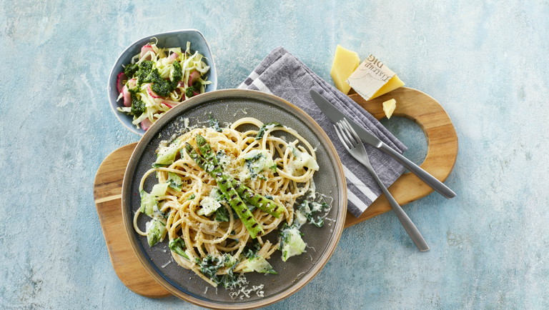 Makaroni med sølvbeder, grillede grønne asparges og nældepesto