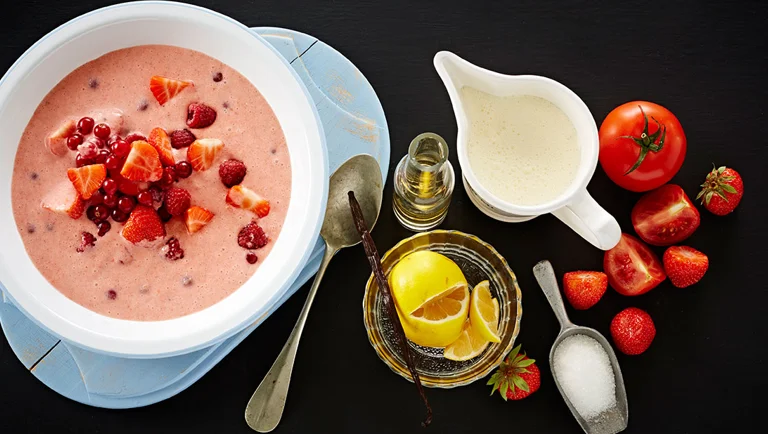Tomat-jordbærsuppe med friske bær og vanilje