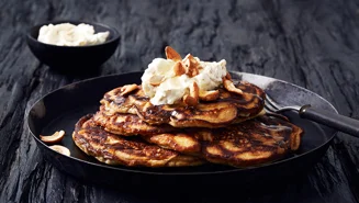 Bananpannkakor med smetana och cashewnötter