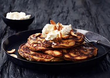 Bananpannkakor med smetana och cashewnötter
