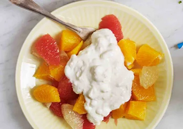 Citrussallad med krämig topping