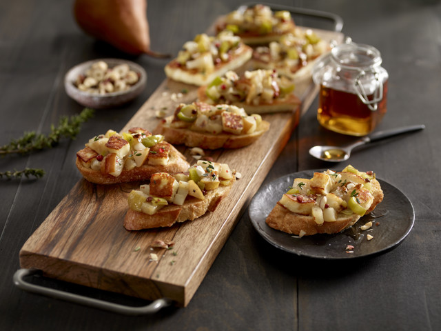 Tre Stelle® Halloumi Appetizer With Pear Crostini Recipe