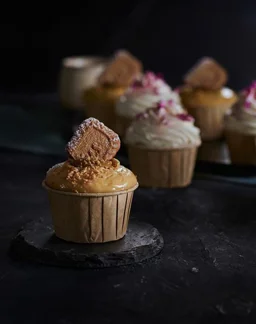 كب كيك محشو ومُغلَّف بكريمة بسكوف