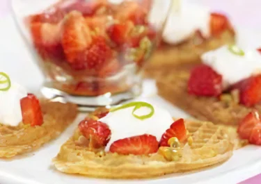 Våfflor med passionsfrukt och jordgubbar