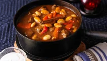 Het köttgryta med paprika och vita bönor