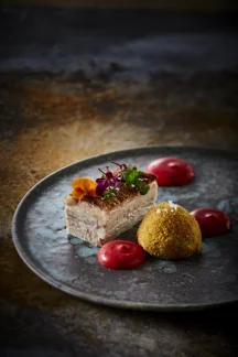 Stekt svinebryst med potetkrokett og rødbetsifon