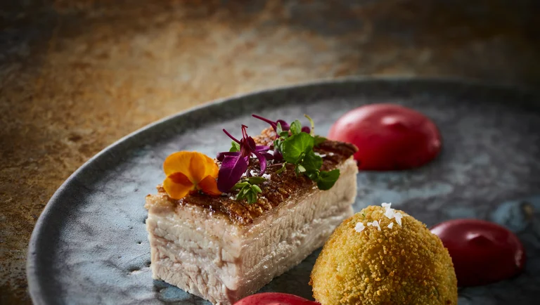 Stekt svinebryst med potetkrokett og rødbetsifon