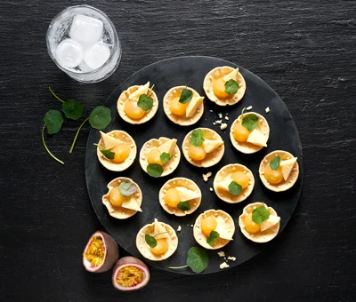 Croustades avec curd au fruit de la passion et chili